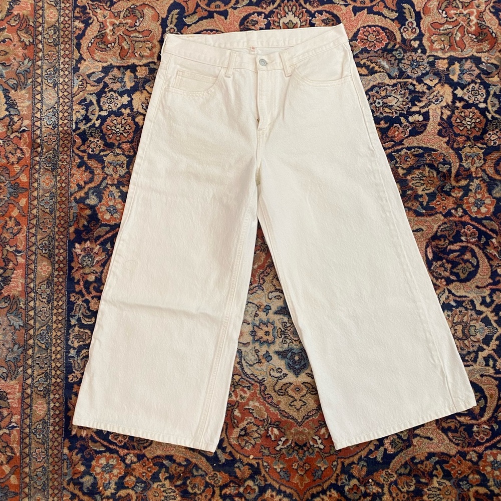 Levi’s Off-white Cropped Wide Leg Denim sz 30